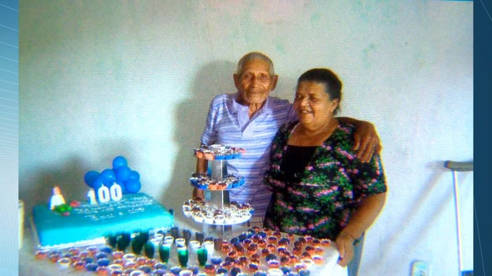 Seu Afonso ao lado da esposa (Foto: Reprodução/ TV Gazeta)