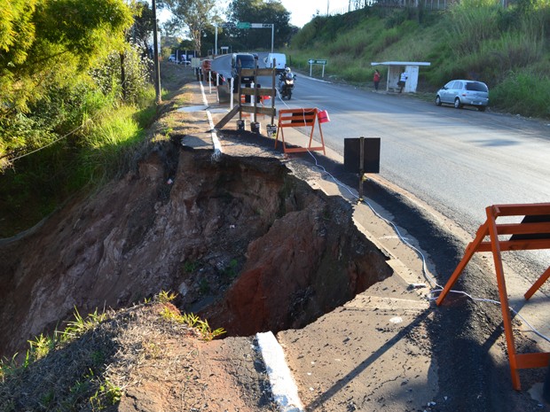 Buraco que ganhou "bolo de aniversário" começa a ser tapado em Varginha (Foto: Tiago Campos / G1)