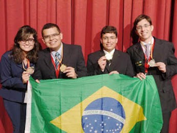 Estudantes brasileiros comemoram bons resultados na competição (Foto: Ilo Emerenciano/Arquivo pessoal)
