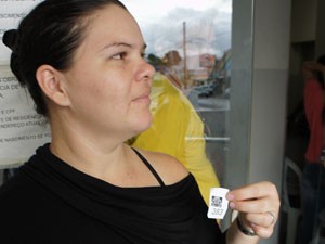 Gláucia Batista precisou retirar senha para conseguir retirar seu Cartão Nacional de Saúde (Foto: André Resende/G1)