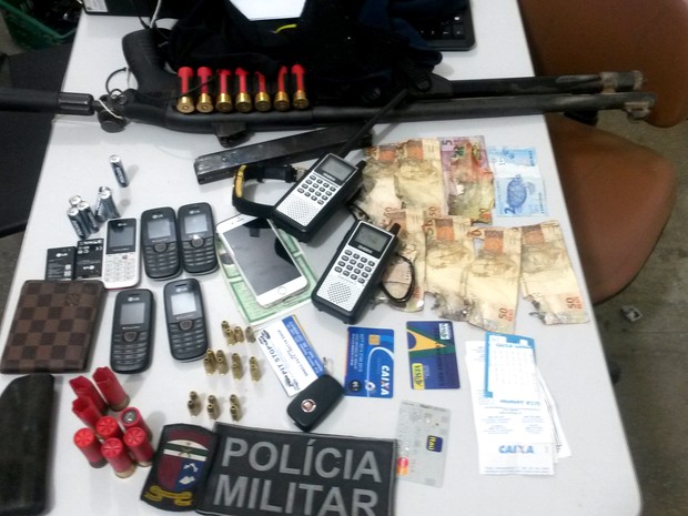 Material na residência usada pelos criminosos foi entregue à Polícia Civil (Foto: Divulgação/Polícia Militar)