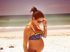 Bella Falconi posa de biquíni e mostra sua barriguinha de grávida