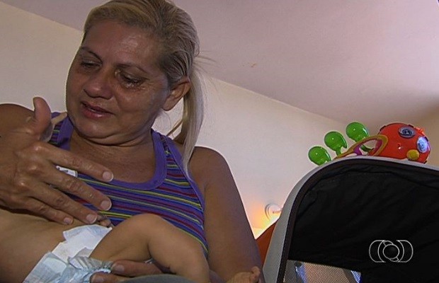 Juraci Quintino, avó bebê com &#39;ossos de vidro&#39;, Goiânia (Foto: Reprodução/ TV Anhanguera)