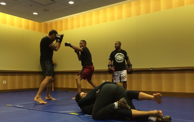 Fabricio Werdum, Rafael dos Anjos (Foto: Ivan Raupp)