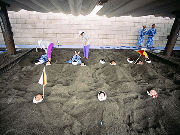 Pessoas são enterradas em areia vulcânica de Ibusuki, no Japão (Foto: Travel Ink/Getty Images)
