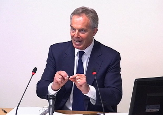 O ex-primeiro-ministro britânico durante depoimento diante da comissão do juiz Brian Leveson, criada por causa do escândalo das escutas ilegais, nesta segunda (28) (Foto: Reuters)
