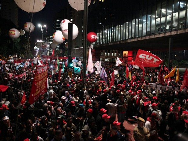 Manifestantes ligados à diversos movimentos sociais, culturais e centrais sindicais participam de ato na Avenida Paulista (Foto: Marcelo Brandt/G1)