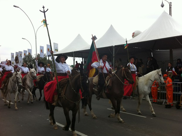 CTG 35 participa do Desfile Farroupilha em Porto Alegre, RS (Foto: Felipe Truda/G1 RS)