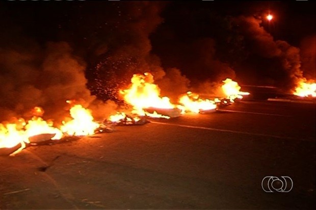 Estudantes queimaram pneus e bloquearam a BR-060, em Abadiânia (Foto: Reprodução/TV Anhanguera)