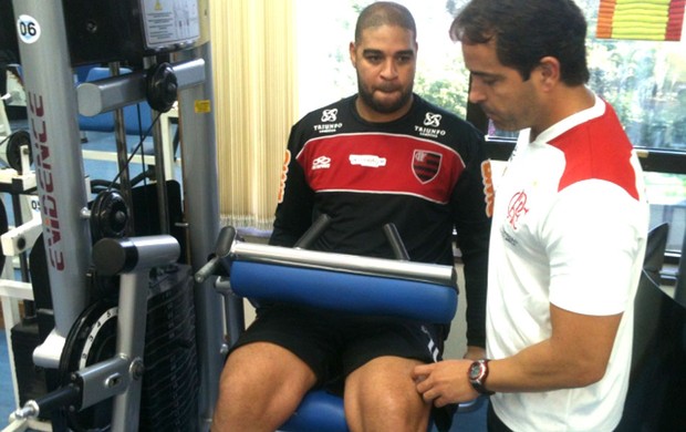 Preparador Marcos Lima faz trabalho físico com Adriano  (Foto: Divulgação / Fla Imagem)