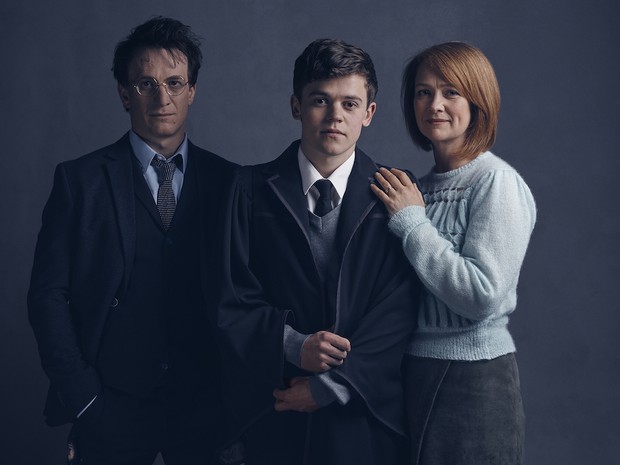 Jamie Parker (Harry Potter), Poppy Miller (Gina Potter) e Sam Clemmett (Albus Severus Potter) da peça 'Harry Potter and the Cursed Child' (Foto: Divulgação/Harry Potter Theatrical Productions)