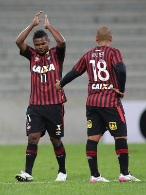 Nikão - gol Atlético-PR x Joinville (Foto:  GIULIANO GOMES - Agência Estado)