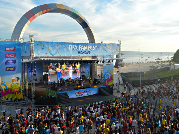 Banda Xiado da Xinela trouxe fãs para a Fifa Fan Fest de Manaus (Foto: Natacha Portal/G1)