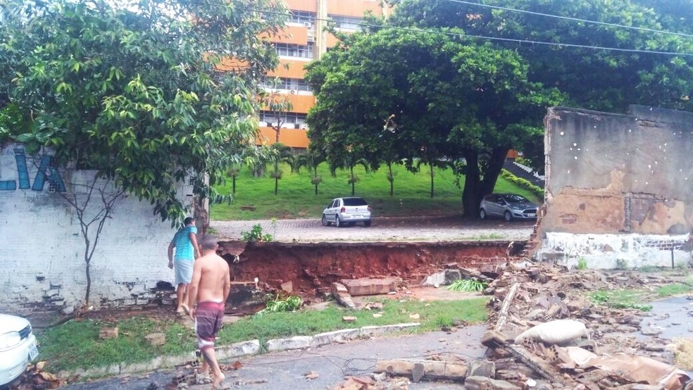 Parte do muro caiu, mas ninguém ficou ferido (Foto: Márcia Magnólia)