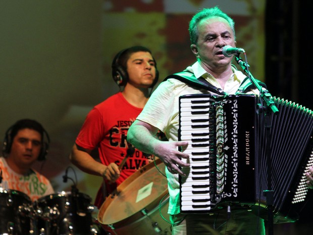 Flávio José animou a noite de Cabedelo, na abertura do Forró Fest (Foto: Francisco França/Jornal da Paraíba)