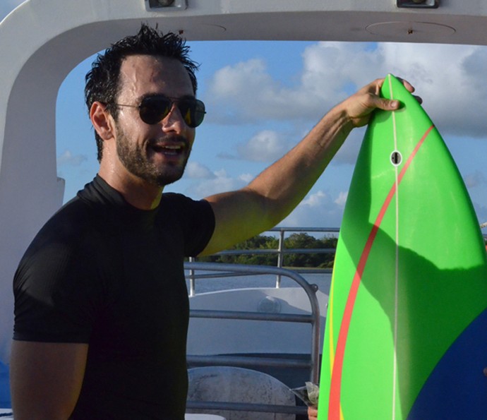 Rodrigo Santoro antes de surfar (Foto: Gshow)