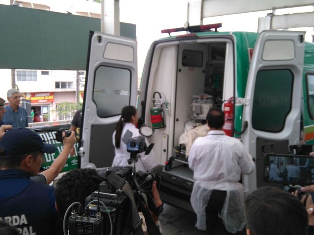 Jackson Follmann chegou a hospital no início da tarde (Foto: Rafael Juncks/RBS TV)