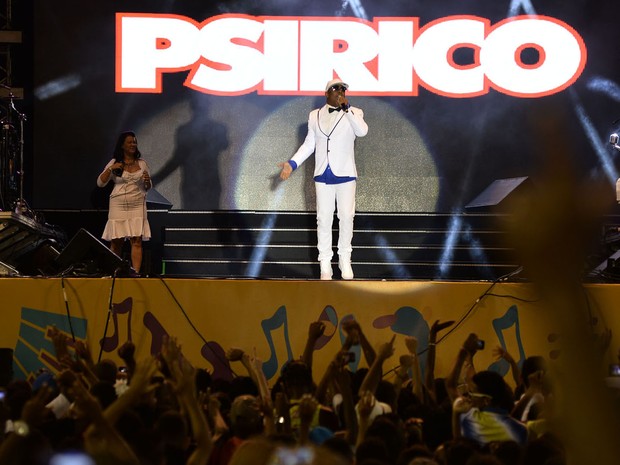 Psirico abriu o show com a canção "Arerê Geral", que não deixou ninguém parado na Praça Cairu. (Foto: Max Haack/Agência Haack)