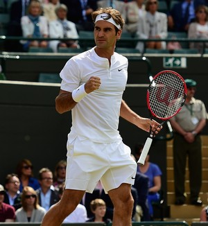Roger Federer comemora ponto contra Gilles Simon em Wimbledon (Foto: Getty Images)