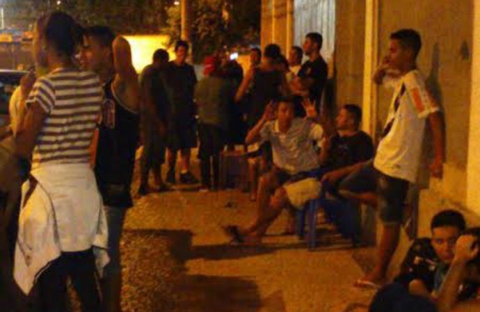 Torcedores do Vasco madrugada São Januário (Foto: Reprodução / Twitter) Torcedores do Vasco madrugada São Januário (Foto: Reprodução / Twitter)