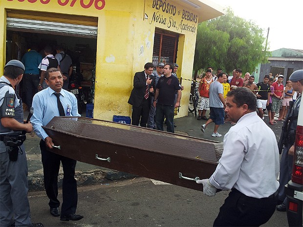 Corpo é retirado pela funerária de dentro de bar no bairro Quintino em Ribeirão Preto, SP (Foto: Eduardo Guidini/G1)