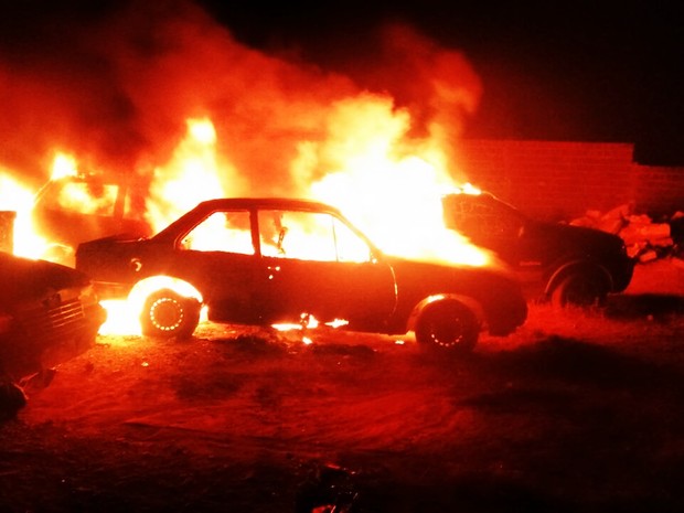 Em Currais Novos, no Seridó potiguar, quatro carros da Secretaria de Saúde foram incendiados (Foto: PM/Divulgação)