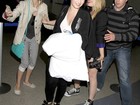Fãs brasileiras cercam Demi Lovato em aeroporto nos Estados Unidos