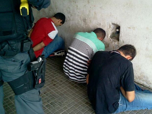 Homens foram presos tentando fugir pelo telhado da casa (Foto: Larisse Souza/Inter TV Cabugi)