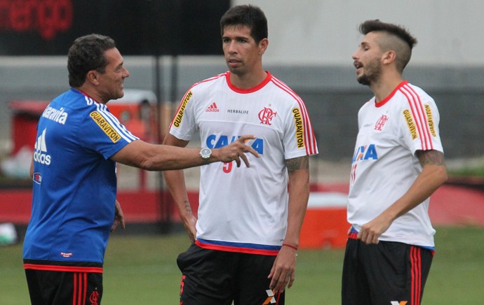 Treino Flamengo - Luxemburgo conversa jogadores (Foto: Gilvan de Souza/Flamengo)