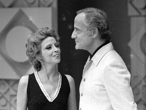 Paulo Autran e Celia Biar em 'Alô Brasil, Aquele Abraço', de 1969 (Foto: CEDOC TV Globo)