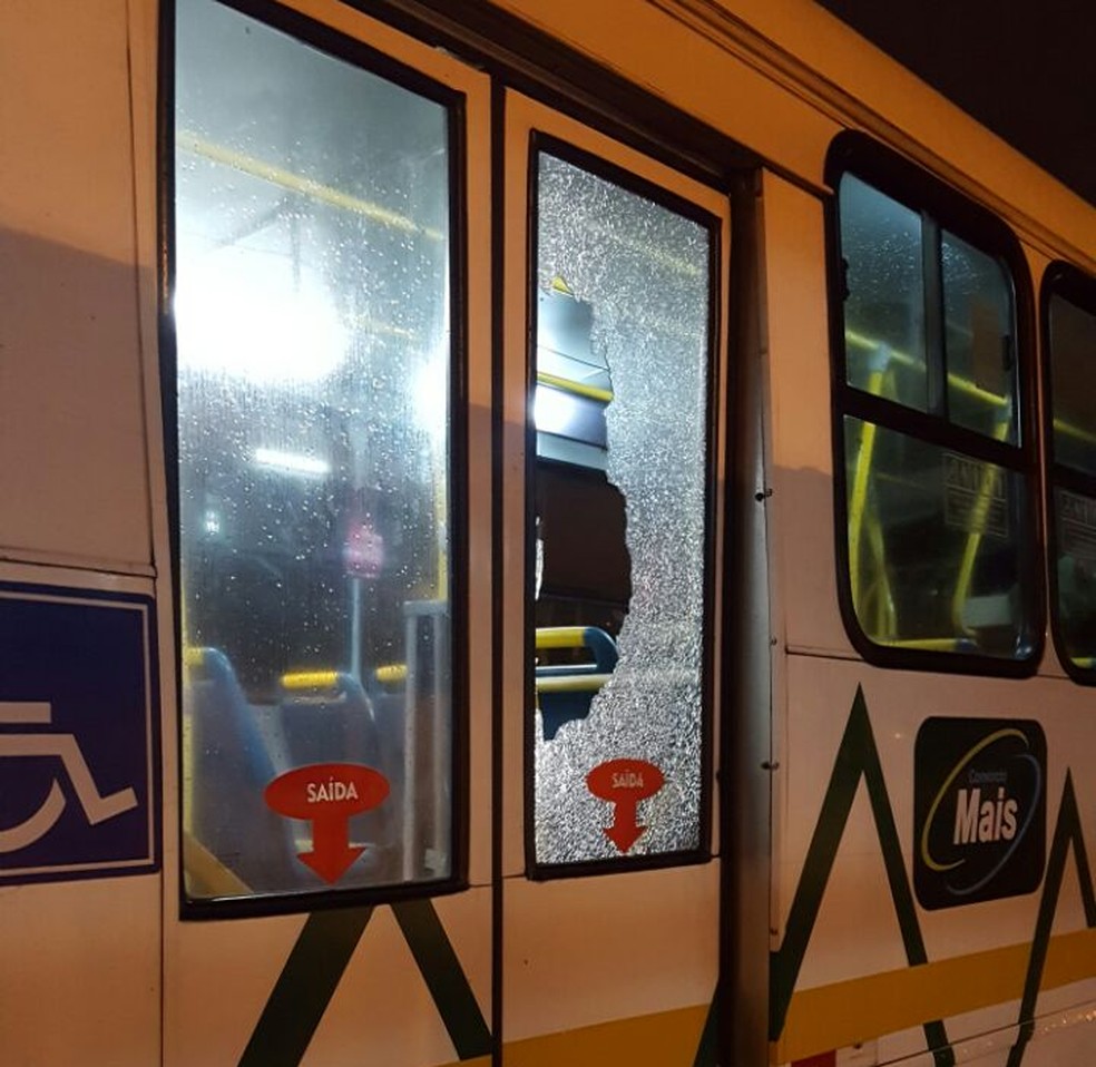 Ônibus do consórcio Mais foi apedrejado em meio aos protestos em Porto Alegre (Foto: ATP/Divulgação)