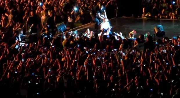 4 Beyoncé é puxada por fã durante show em São Paulo (Foto: Youtube / Reprodução)