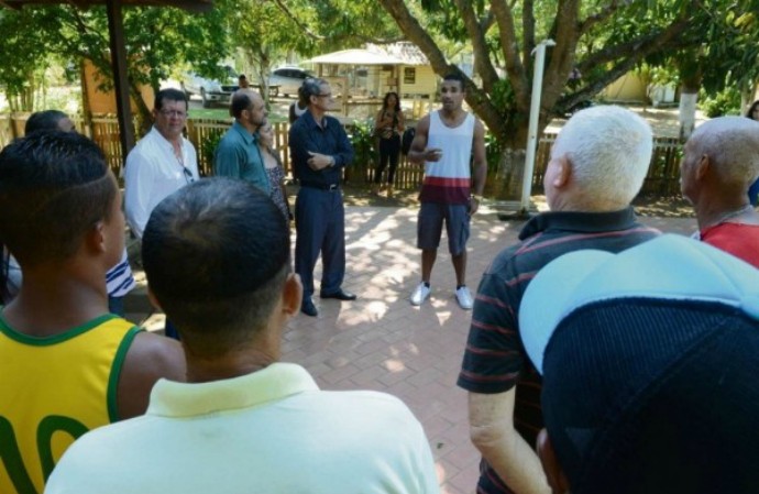 Esquiva Falcão deu palestra para dependentes químicos em Vila Velha, no Espírito Santo (Foto: Carlos Alberto Silva/A Gazeta)
