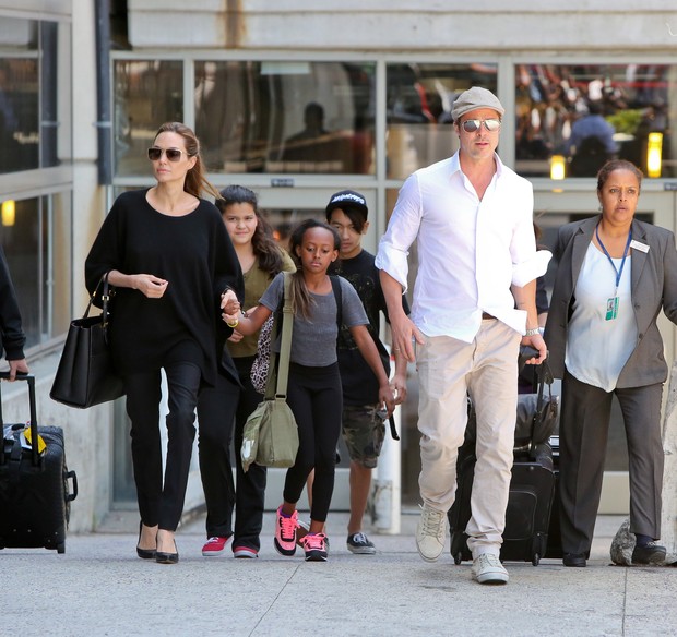 Angelina Jolie e Brad Pitt com os filhos Zahara e Maddox (com a namorada) (Foto:   Juliano-FK-Maciel/X17online.com)