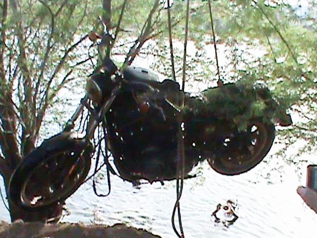 Harley Davidson encontrada em lago (Foto: Divulgação/Polícia Civil)