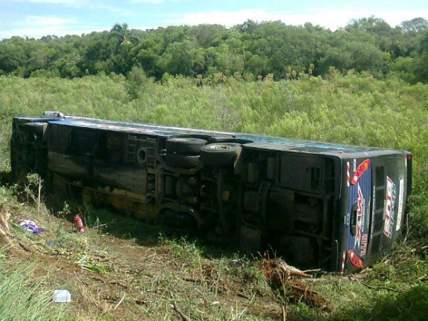 Ônibus sofre acidente na BR-290 no Rio Grande do Sul (Foto: Isabel Malheiros/RBS TV)
