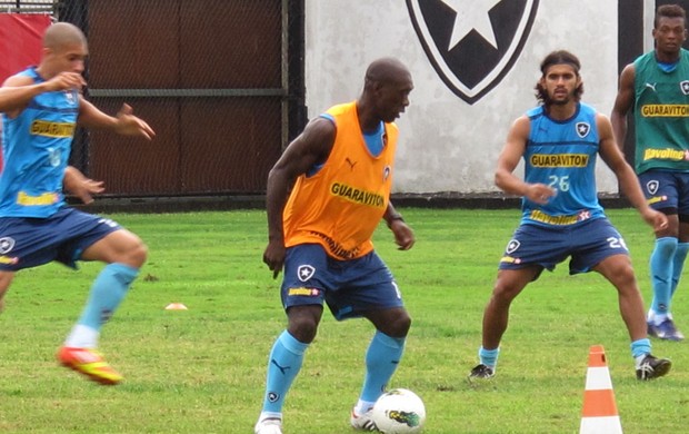 Seedorf no treino do Botafogo (Foto: Gustavo Rotstein / Globoesporte.com)
