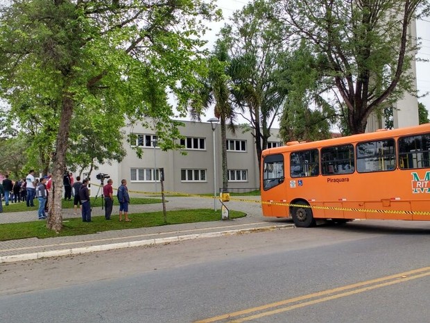Assaltantes colocaram um ônibus em frente à prefeitura para bloquear a rua durante o roubo (Foto: Rafael Nascimento/RPC)
