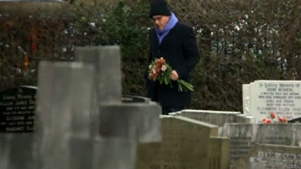  Jack visitou o túmulo do pai e conversou com especialistas para tentar entender o problema  (Foto: BBC)