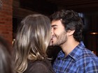 Deborah Secco e Hugo Moura trocam beijos em lançamento de série
