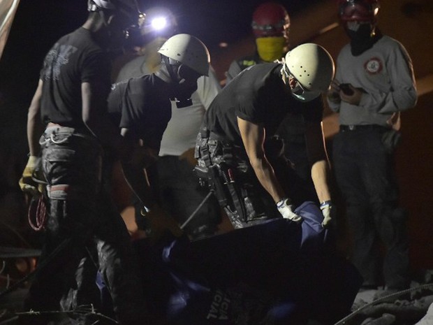 Equipes de resgate retiram nesta quarta-feira (20) corpo dos destroços provocados por tremor que atingiu o Equador. Nesta manhã um novo tremor atingiu a costa do país (Foto: Rodrigo Buendia / AFP)