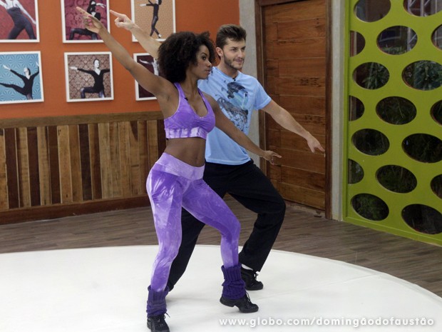 Klebber Toledo e Ivi Pizzott ensaiam coreografia (Foto: Domingão do Faustão / TV Globo)