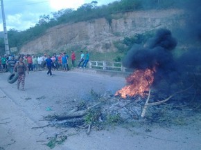 Rodovia estadual foi bloqueada com pneus e paus durante protesto, no Agreste da Paraíba (Foto: Silvia Torres/G1)