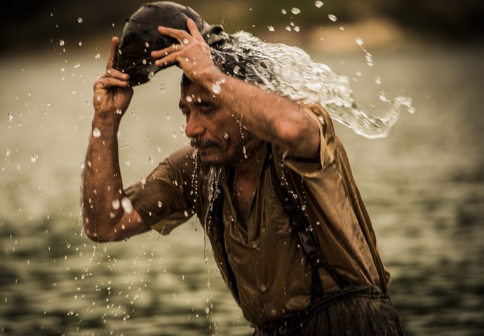 Chico Diaz conta como foi gravar a cena emocionante de Belmiro tomando banho de rio, após sofrer com a seca do Nordeste (Foto: Caiuá Franco/ Globo)