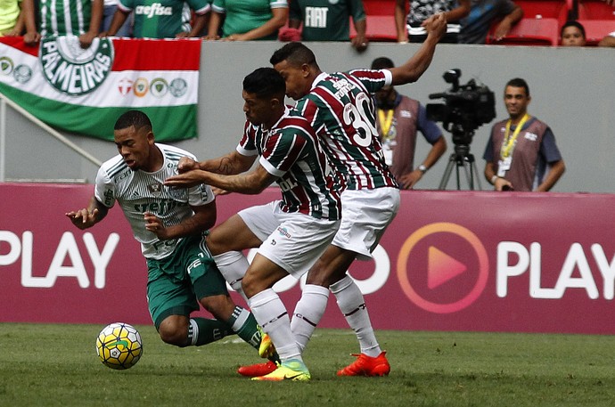 Gabriel Jesus disputada jogada com Cicero e Douglas durante Flu x Palmeiras (Foto: FOTO NELSON PEREZ/FLUMINENSE F.C.)