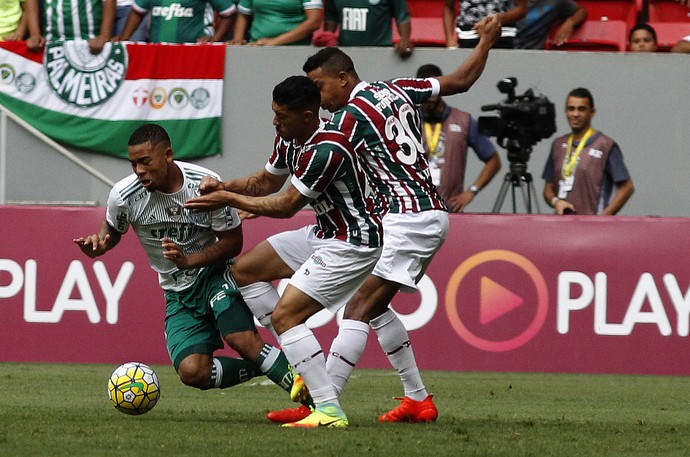 Gabriel Jesus disputada jogada com Cicero e Douglas durante Flu x Palmeiras (Foto: FOTO NELSON PEREZ/FLUMINENSE F.C.) Gabriel Jesus disputada jogada com Cicero e Douglas durante Flu x Palmeiras (Foto: FOTO NELSON PEREZ/FLUMINENSE F.C.)