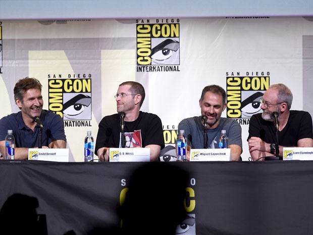 Apresentação de 'Game of Thrones' na Comic-Con International: San Diego 2016 (a partir da esquerda): os roteiristas e produtores David Benioff e D.B. Weiss, o diretor Miguel Sapochnik e o ator Liam Cunningham (Foto: Kevin Winter/Getty Images/AFP )