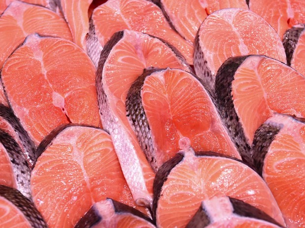 Como o salmão é 'tingido' de cor-de-rosa no cativeiro (Foto: Reprodução/BBC)
