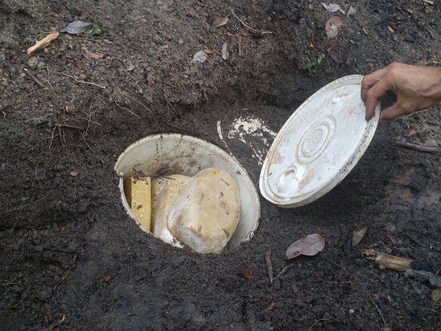 Dogra estava escondida em baldes e enterradas (Foto: Divulgação/PM)