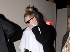 Adele aparece com o filho recém-nascido em aeroporto